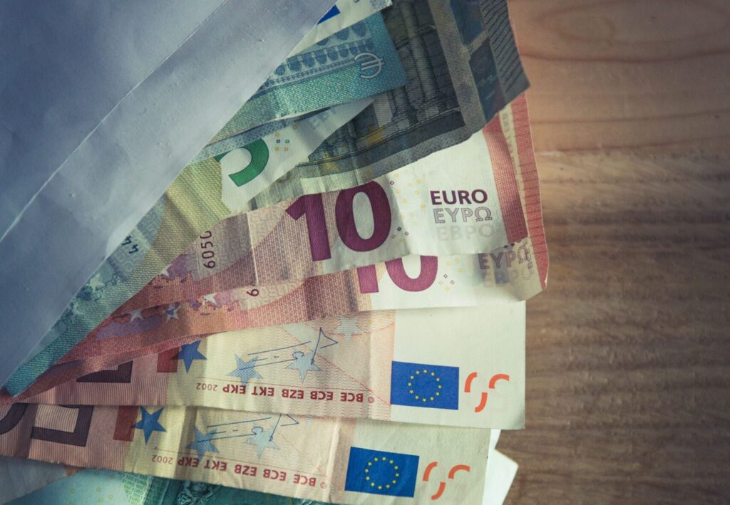 Două persoane reținute într-un dosar pentru obținerea frauduloasă a cetățeniei române. Care era valoarea mitei