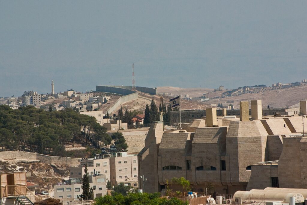 Incident diplomatic în Cisiordania. Un congresmen american a fost blocat de coloniștii israelieni