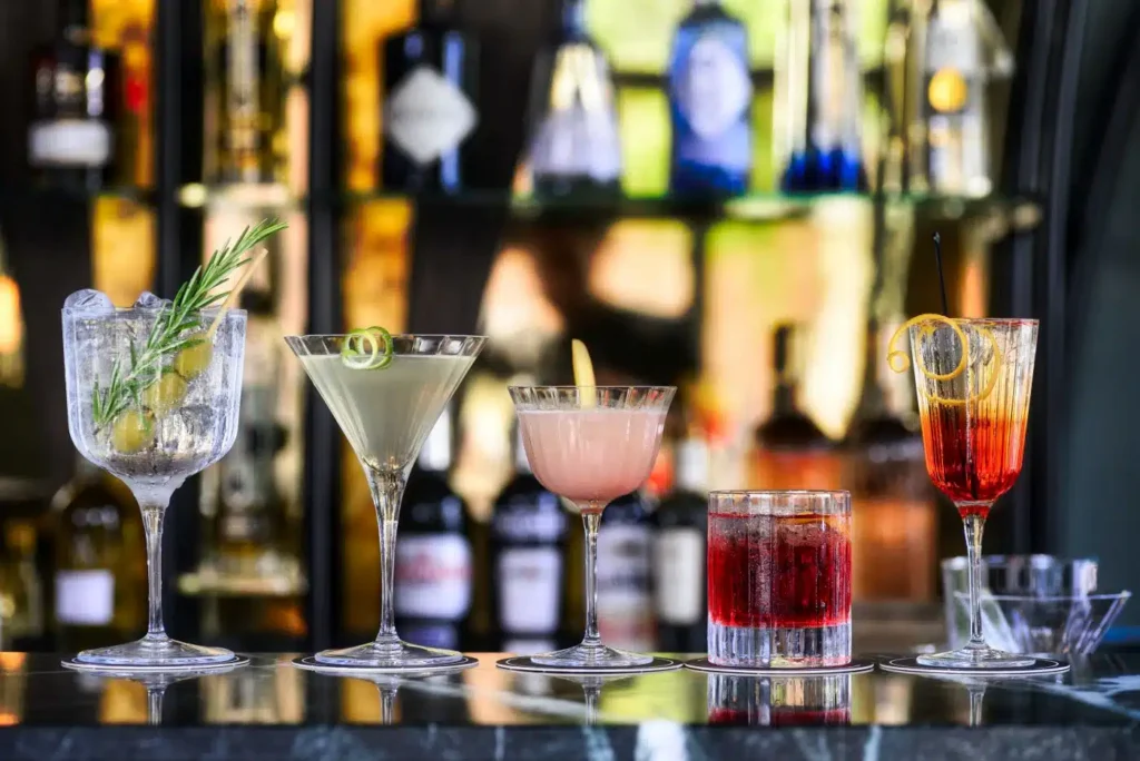 Un nou studiu răstoarnă miturile despre Generația Z. Tot mai mulți tineri consumă alcool