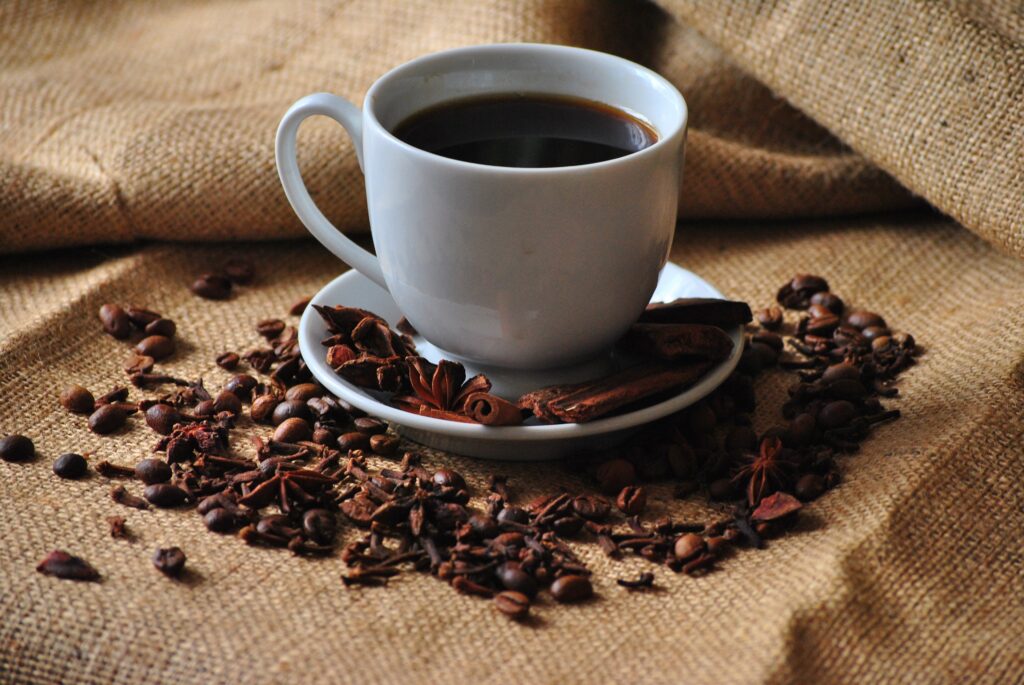 Canicula și băuturile care pot pune sănătatea în pericol. Ce spun medicii despre alcool, cafea și energizante