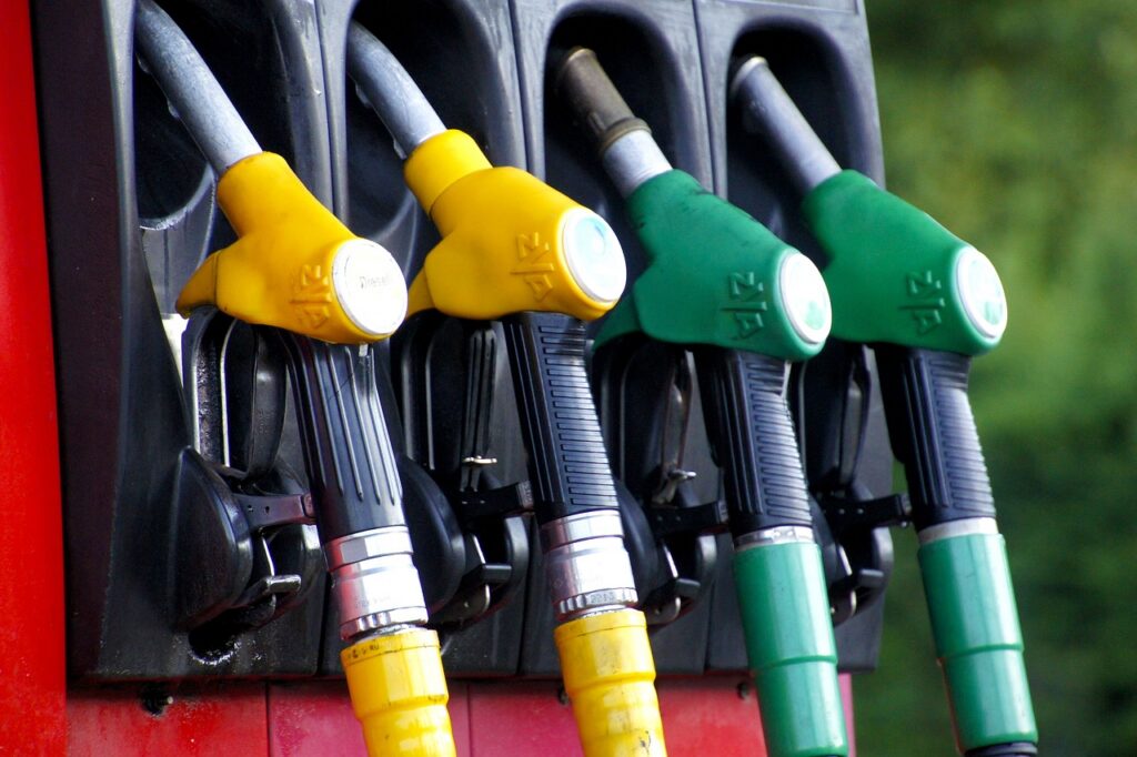 Petrolul s-a ieftinit, dar șoferii încă nu simt asta la pompă. Piața are nevoie de până la patru luni pentru a se regla