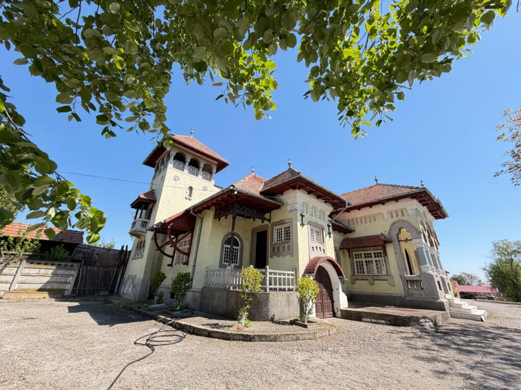 Conacul boieresc din Olt cu o istorie de peste un secol, scos din nou la vânzare. Cât costă proprietatea de peste 8 hectare