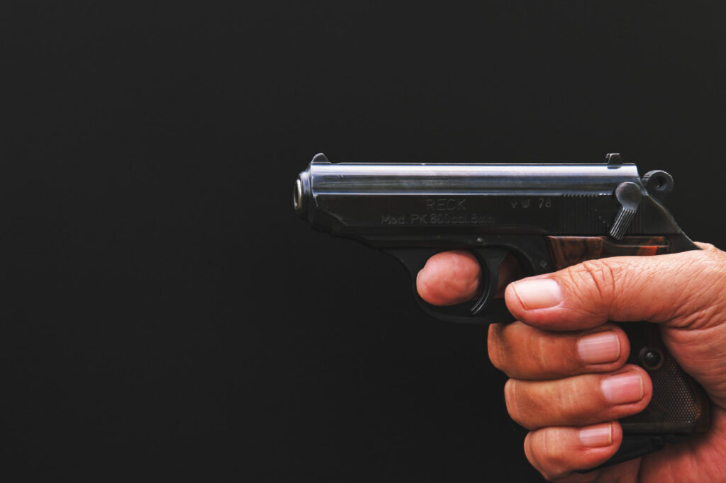 „Conflict spontan” pentru o fată între doi tineri din Olt. S-a folosit un pistol airsoft