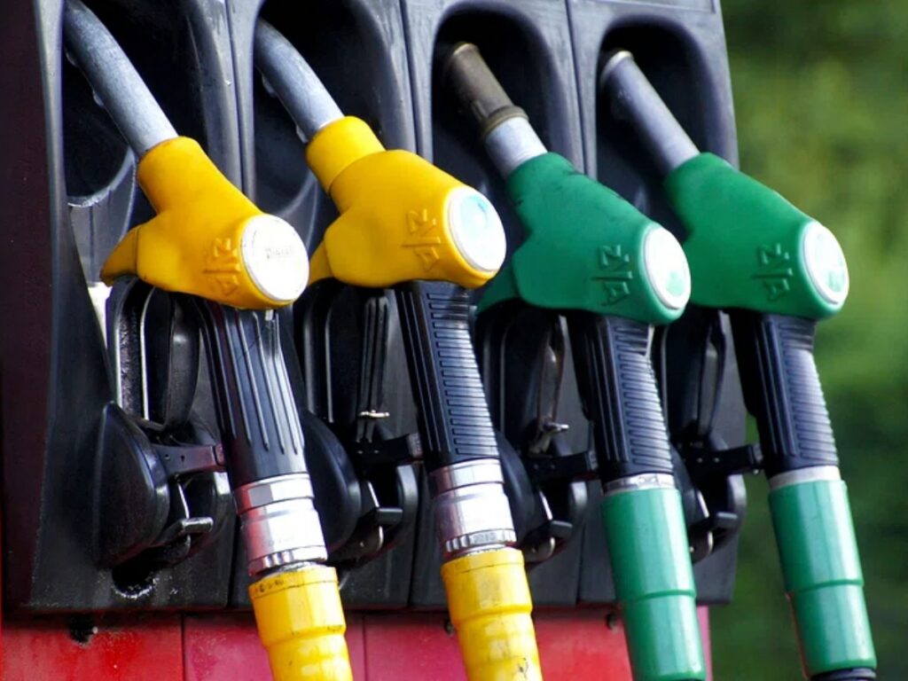 Prețul petrolului a atins pragul de 100 de dolari pe baril pentru prima dată din luna mai, pe fondul conflictului din Orientul Mijlociu
