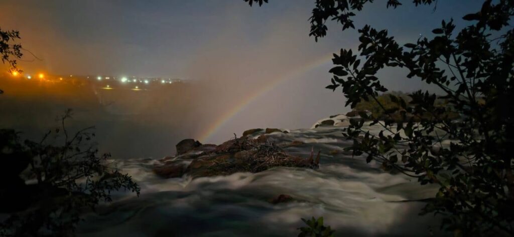 Curcubeul care apare doar noaptea. Fenomenul rar care poate fi văzut la Cascada Victoria, din Africa