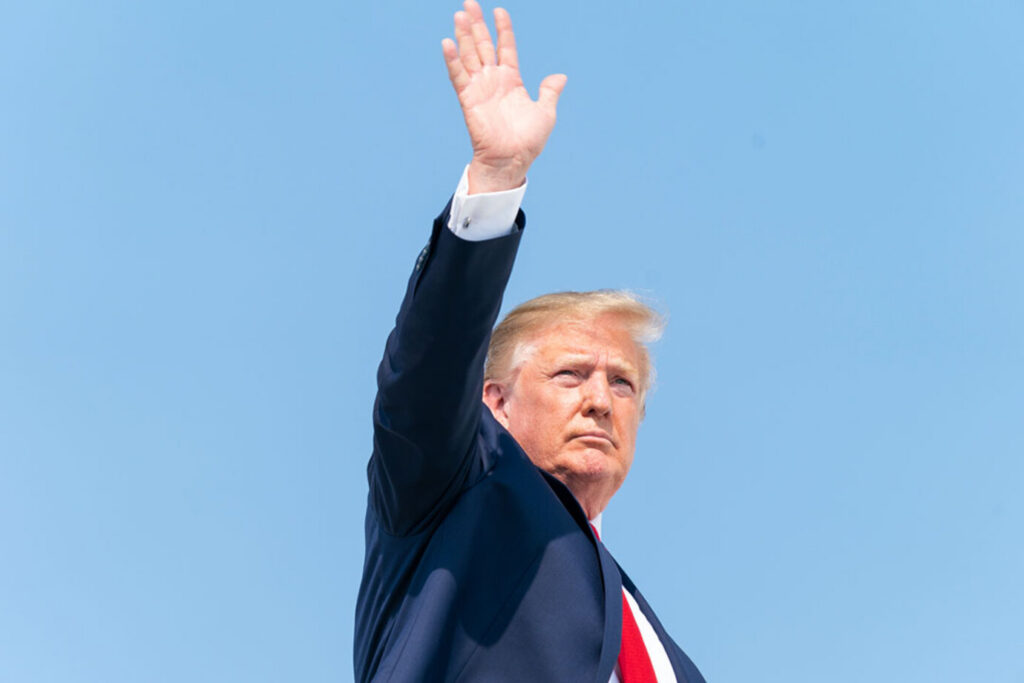 Războiul comercial cu Ottawa se intensifică. Trump impune tarife de 50% pentru importurile din Canada