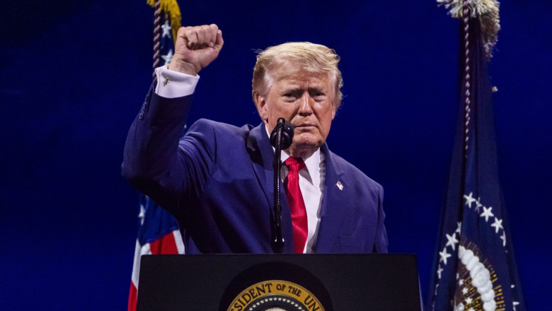 Trump afirmă că Strâmtoarea Ormuz rămâne deschisă, în ciuda escaladării conflictului dintre SUA și Iran