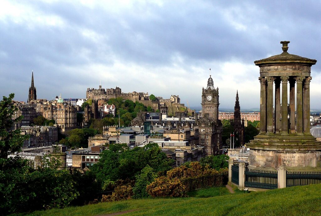 Edinburgh introduce taxa turistică. Vizitatorii plătesc 5% din costul cazării