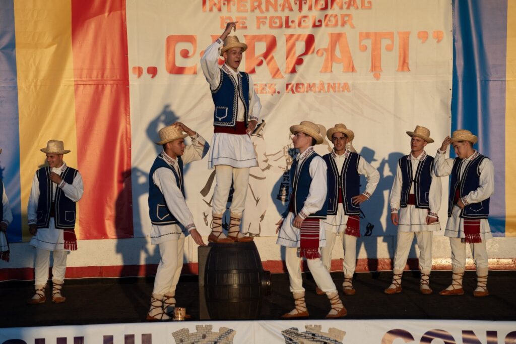 Festivalul Internațional de Folclor „Carpați” nu va ajunge anul acesta la Curtea de Argeș, orașul unde a luat naștere evenimentul