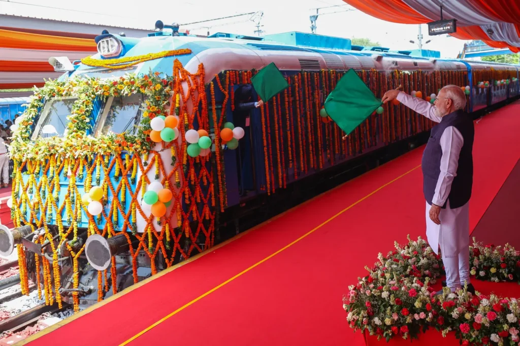 India pune în circulație primul tren cu hidrogen. Proiectul marchează un pas important spre transportul feroviar verde