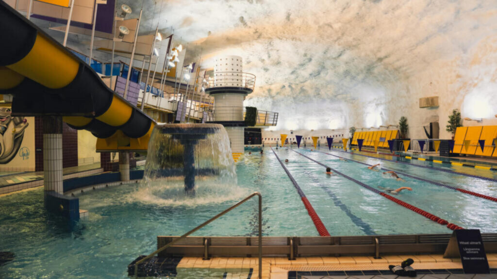Lecția finlandeză de supraviețuire în caz de război. În buncărele de sub Helsinki există piscine olimpice, săli de sport, biserici și multe alte facilități