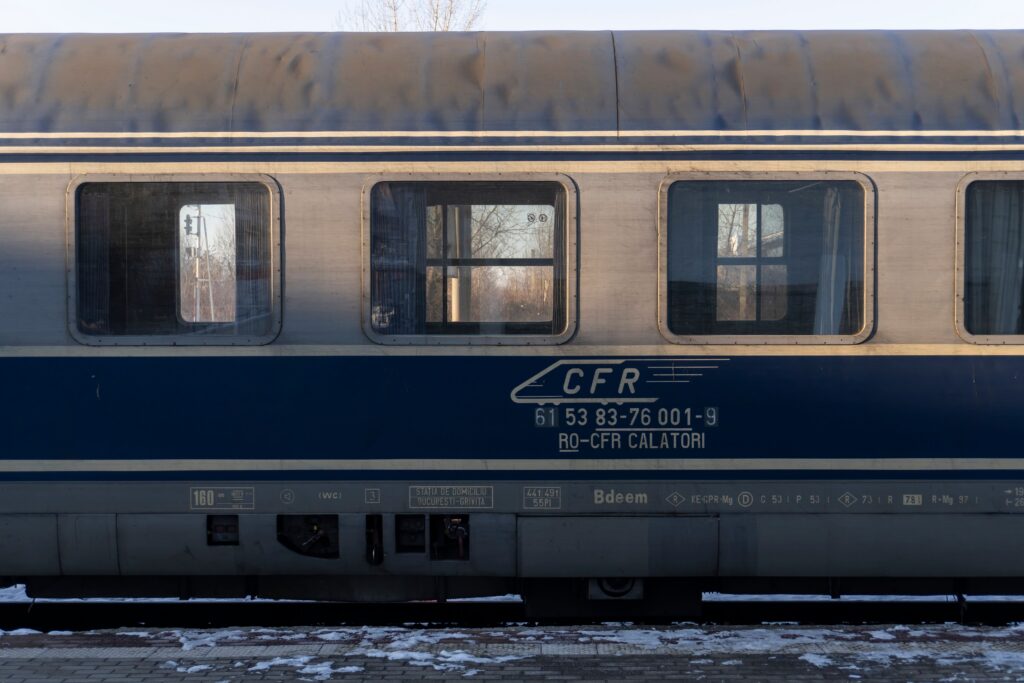 Furtuna din București a afectat circulația trenurilor. Probleme la alimentarea liniilor de contact din Complexul Feroviar București Nord