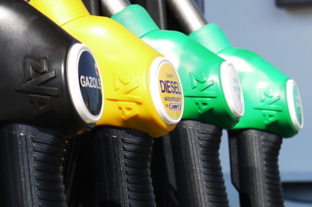 Prețul petrolului scade puternic după suspendarea atacurilor dintre SUA și Iran