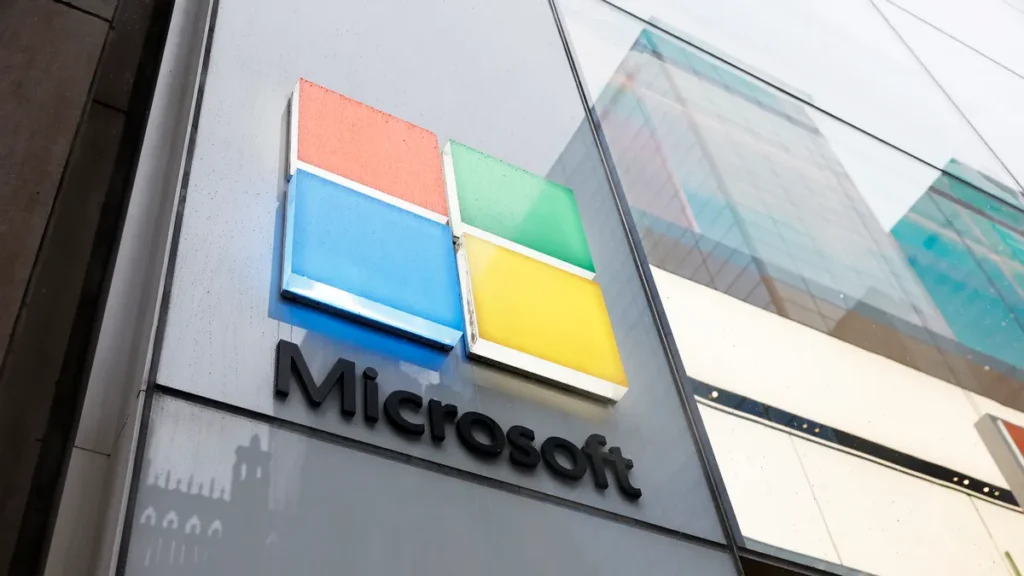 Microsoft, criticată după concedieri masive și angajarea a mii de lucrători străini. Programul H-1B reaprinde disputa din SUA