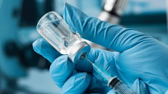 Inteligența artificială schimbă viitorul vaccinurilor. La Cambridge începe primul test pe oameni al unui vaccin proiectat de un algoritm