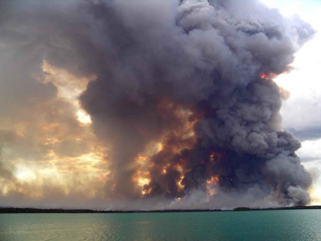 Prudență maximă pentru turiștii care ajung în Grecia. 3 pompieri au murit din cauza incendiilor de vegetație