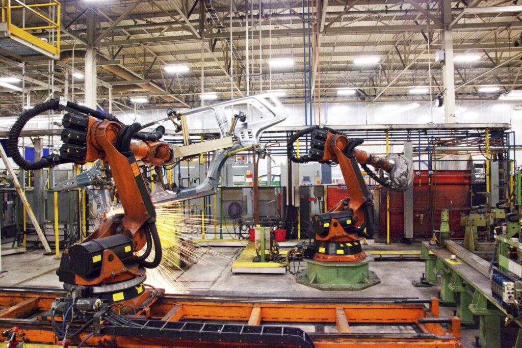 Roboții și inteligența artificială vor schimba complet industria auto
