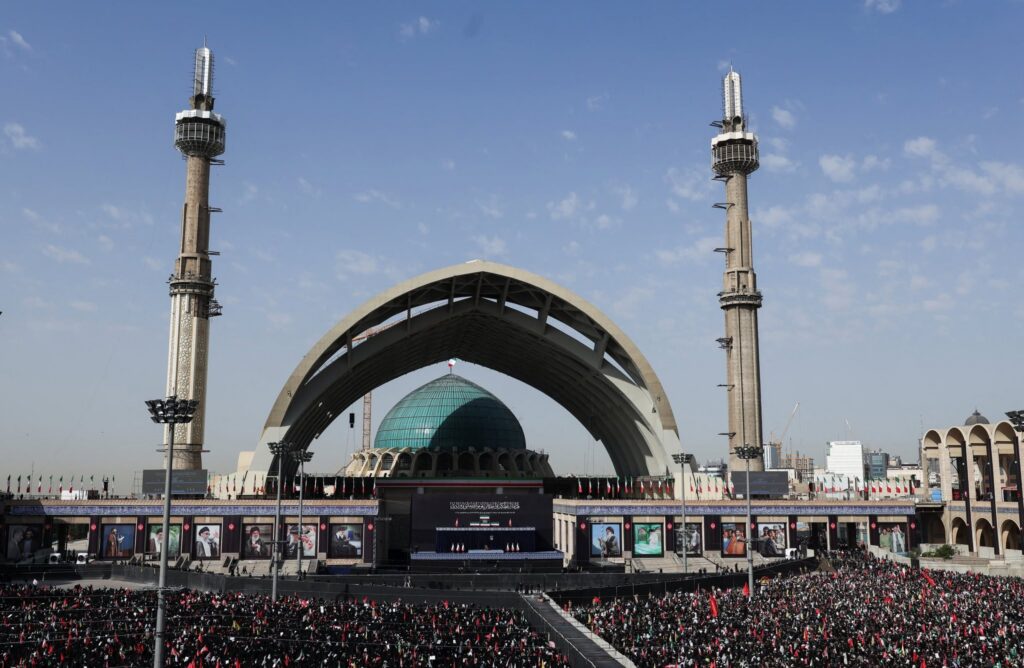 Iranul își conduce liderul pe ultimul drum. Milioane de oameni participă la funeraliile Ayatollahului Ali Khamenei