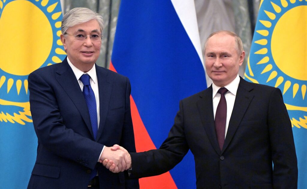 Președintele Kazahstanului face apel la pace. Tokayev îi propune lui Putin înghețarea conflictului din Ucraina