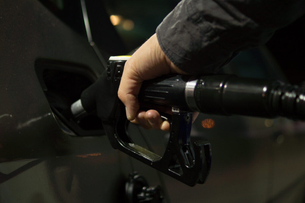 Irineu Darău: Guvernul va interveni dacă prețul carburanților va avea un impact major. Eventualele măsuri legislative vor ajunge în Parlament