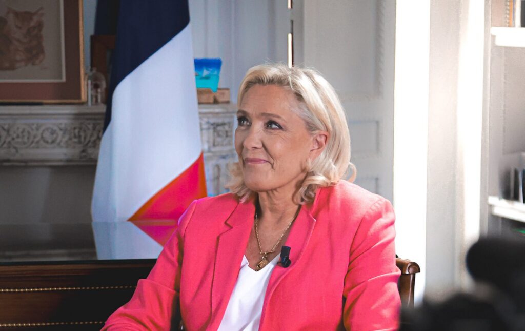 „Renașterea” lui Marine Le Pen sau modelul Trump la Paris. Cum se schimbă strategiile de campanie în cursa prezidențială din Franța