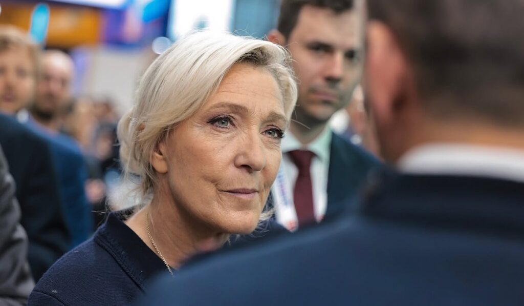 Marine Le Pen va putea candida la alegerile prezidențiale din 2027. Dar va purta brățară electronică de supraveghere