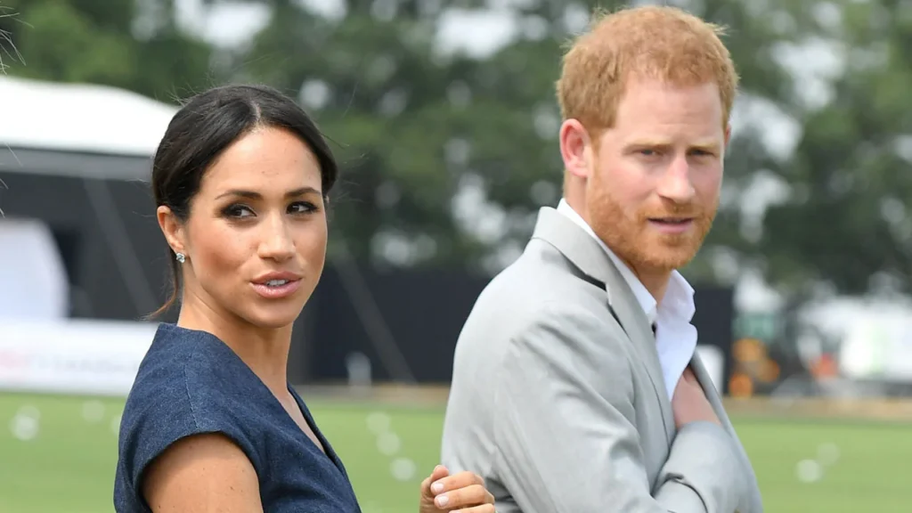 Directorul de comunicare al cuplului Harry și Meghan a băgat în ceață jurnaliștii și colaboratorii. Mesaje dintr-un grup privat de WhatsApp au ajuns în presă