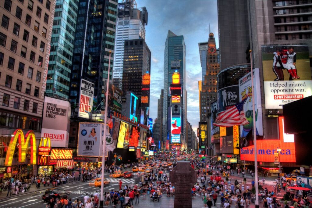 Energia, apa și comunitățile locale pun frână revoluției AI. New York introduce primul moratoriu pentru centrele de date