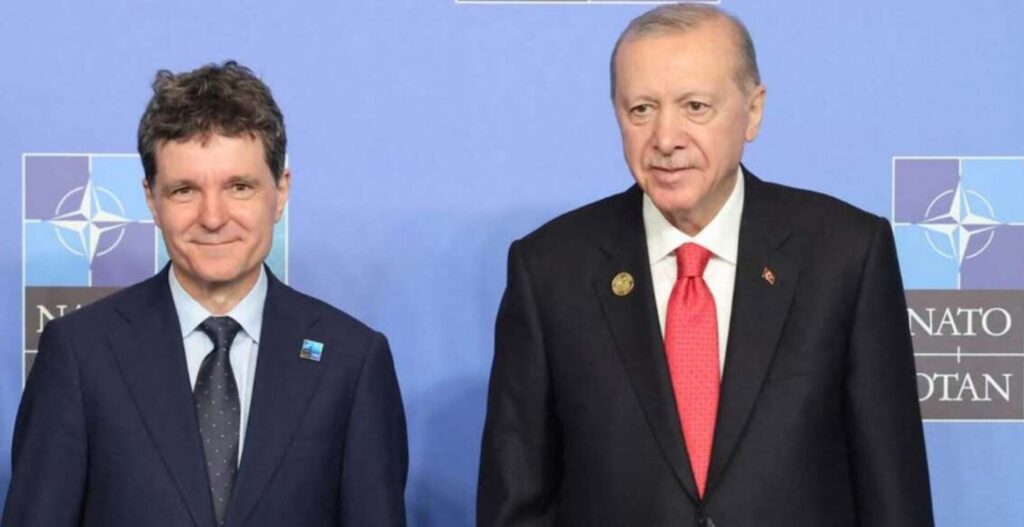 Nicușor Dan nu poate păstra pistolul de la Erdogan. Legea îi interzice, iar arma va rămâne în custodia SPP