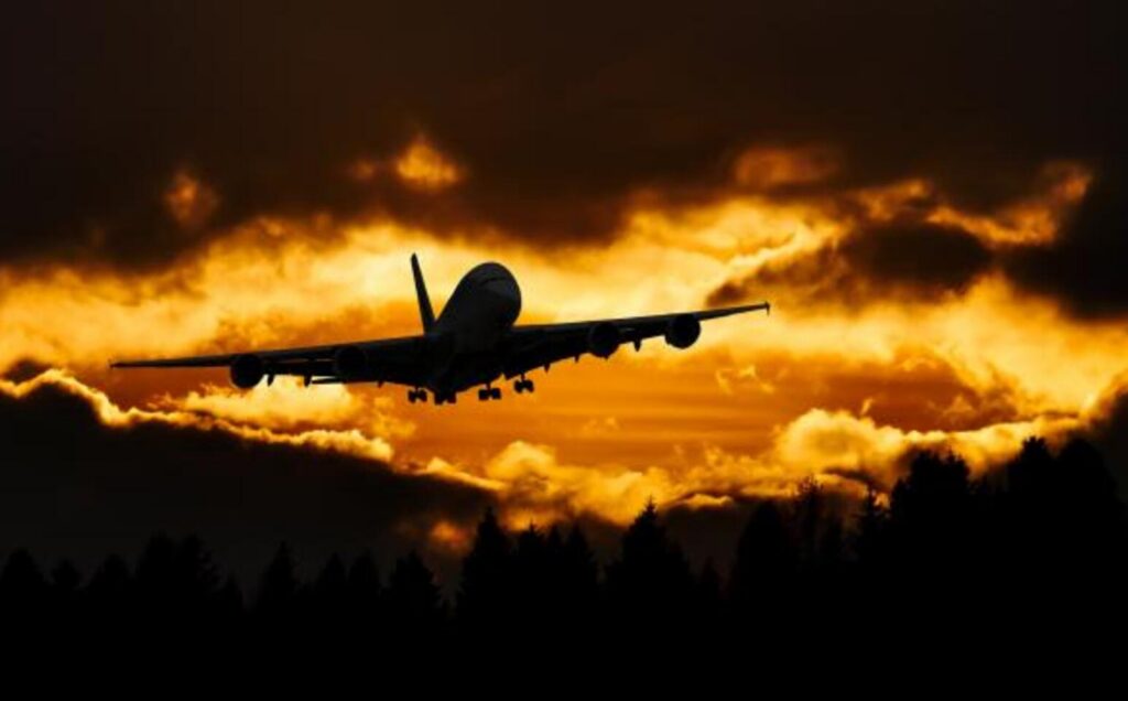 Reguli noi pentru călătoriile cu avionul. Parlamentul European a aprobat: schimbări la bagajul de mână, proceduri mai simple. Copiii pot sta gratuit lângă părinți