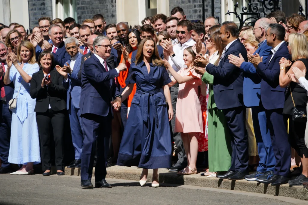 Starmer își ia rămas-bun de la Downing Street: „Plec cu zâmbetul pe buze”. Mesajul transmis noului premier Andy Burnham