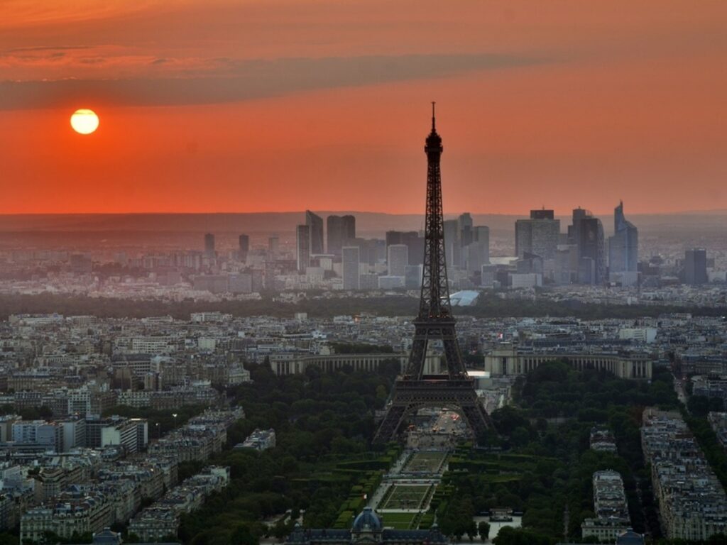 Caniculă în Franța: Turnul Eiffel și marile muzee din Paris reduc programul din cauza temperaturilor extreme