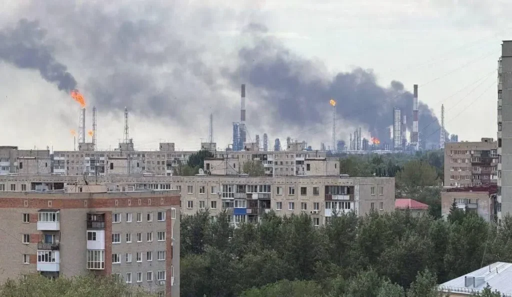 Ucraina susține că a lovit cea mai mare rafinărie din Rusia, la aproape 2.700 de kilometri de frontieră