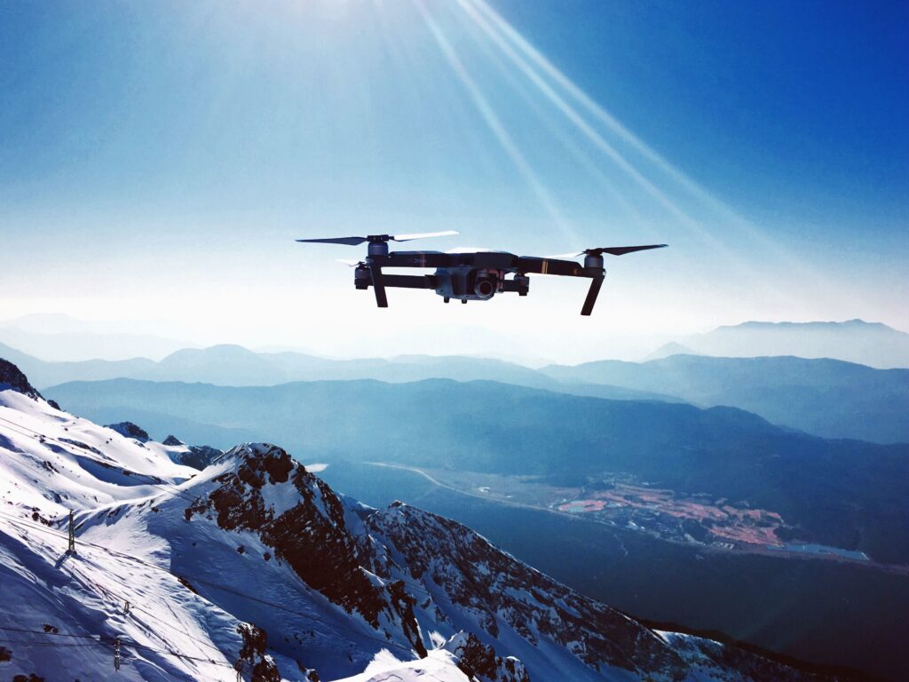 NATO caută alternative mai ieftine împotriva dronelor. Interceptările cu avioane de luptă costă zeci de mii de euro pe oră