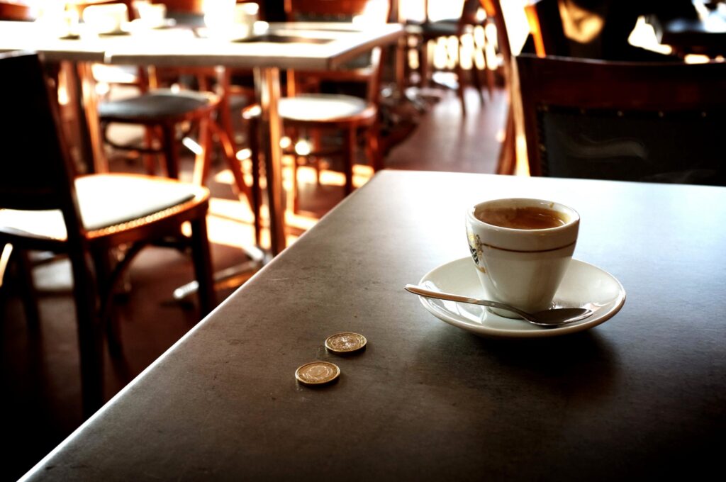 Cât costă o cafea în oraș. Prețurile pornesc de la 5 lei și ajung la aproape 30 de lei