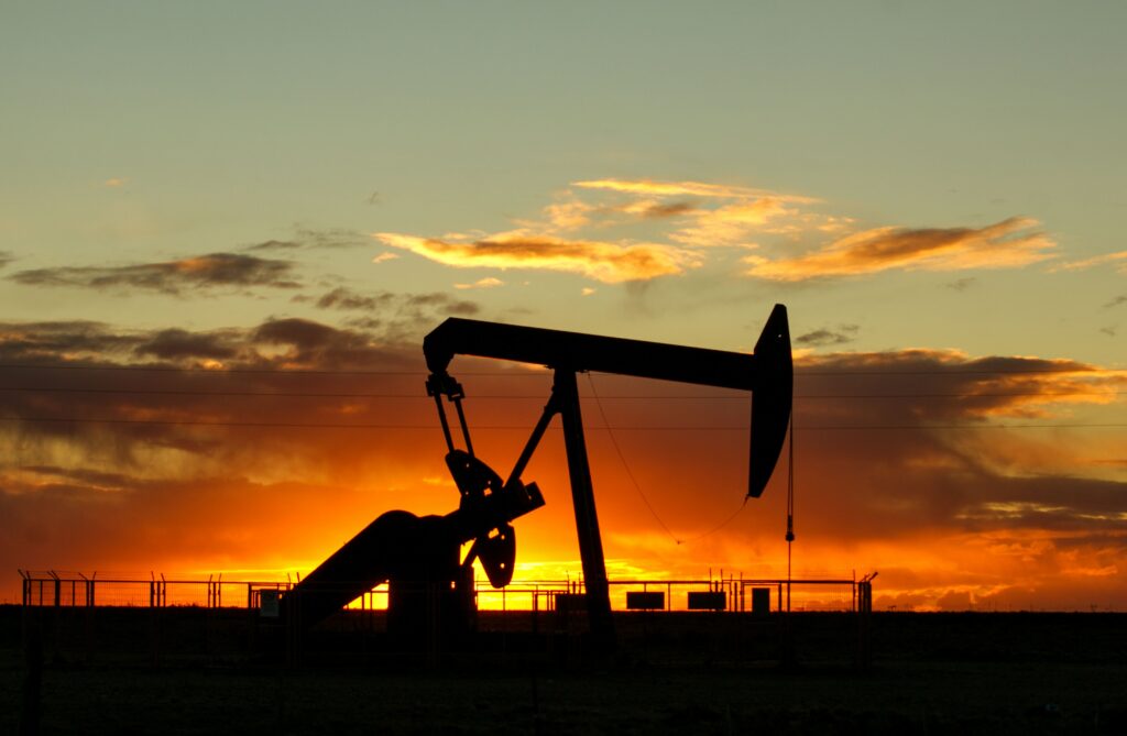 Prețul petrolului crește după atacurile SUA asupra Iranului. Tensiunile din Strâmtoarea Ormuz alimentează incertitudinea pe piețe