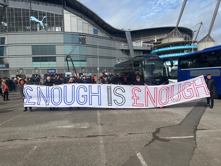 Fanii lui Liverpool protestând față de costul mare al biletelor. Sursă: Facebook