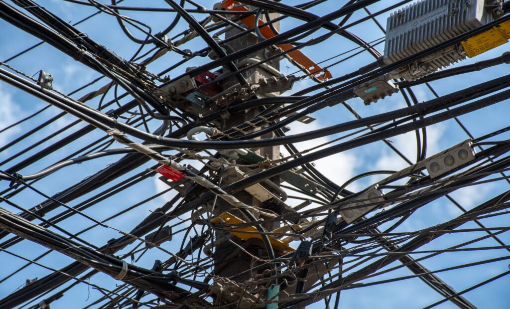 Rețelele electrice, sub presiune din cauza centrelor de date și caniculei