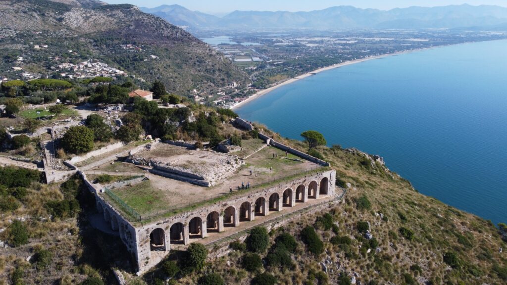 Coasta uitată a Italiei, unde poveștile din „Odiseea” lui Ulise prind viață. Cum arată alternativa mai puțin cunoscută la Coasta Amalfi