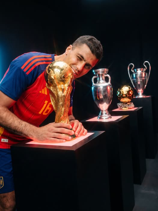 Rodri alături de trofeele EURO, Campionatul Mondial, Liga Campionilor și Balonul de Aur. Sursă: Facebook