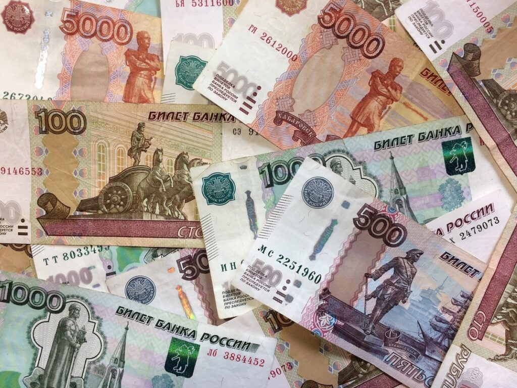 Tot mai multe retrageri de numerar în Rusia. Întreruperile de internet fac imposibilă plata cu cardul