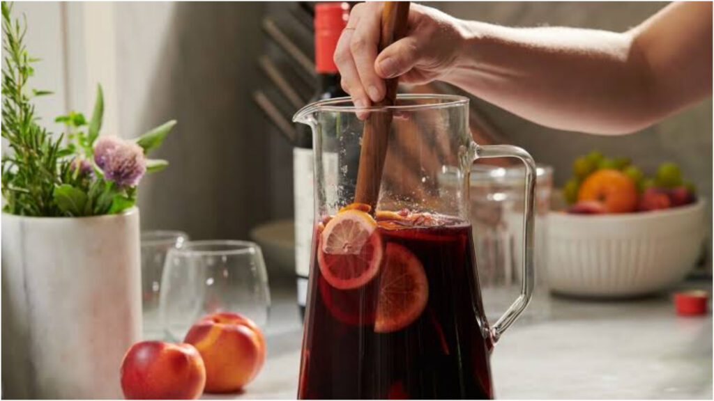 Sangria, băutura care combină fructele verii cu briza Mării Mediterane. Un simbol gastronomic al Spaniei pe care îl poți savura în varianta clasică sau de cocktail de autor