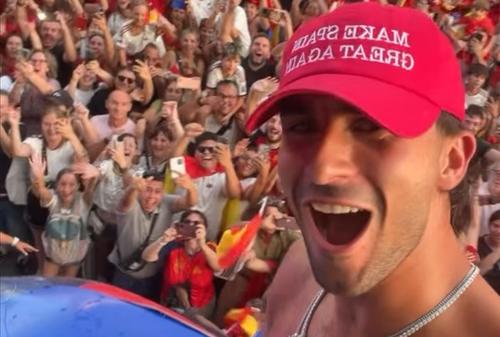 Șapca purtată de Ferran Torres după câștigarea Cupei Mondiale a stârnit controverse. Ce semnificație are mesajul „Make Spain Great Again”