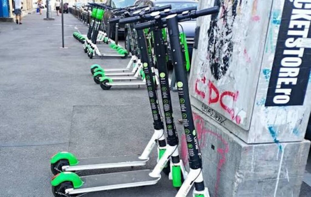 Capitala își continuă războiul cu trotinetele electrice! Vehiculele pe două roți vor putea fi utilizate doar de cei care au peste 18 ani