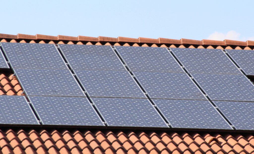 Energia solară domină pentru prima dată producția de electricitate din Uniunea Europeană