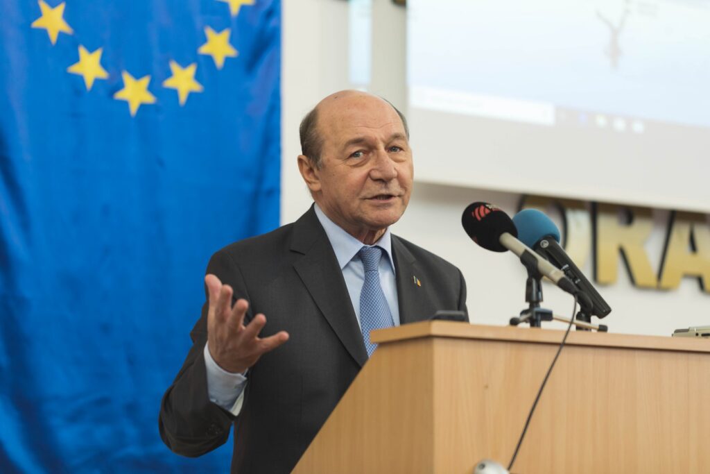Băsescu, atacuri în rafală la Nicușor Dan și liderii coaliției: „Inventează articole din Constituție”. Ce spune fostul președinte despre negocierile cu AUR