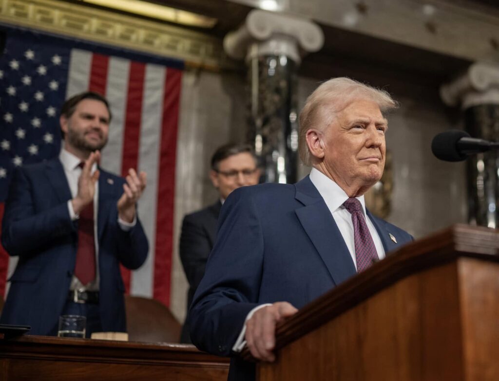Trump reconstruiește zidul tarifelor. Casa Albă introduce sute de excepții pentru importuri