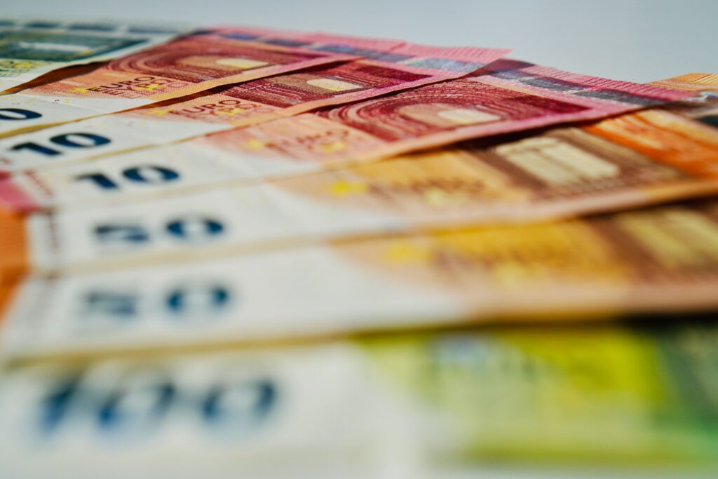 Uniunea Europeană caută noi surse de finanțare pentru buget. Printre variantele analizate se află noi taxe pentru biletele de avion și pentru produsele cu zahăr