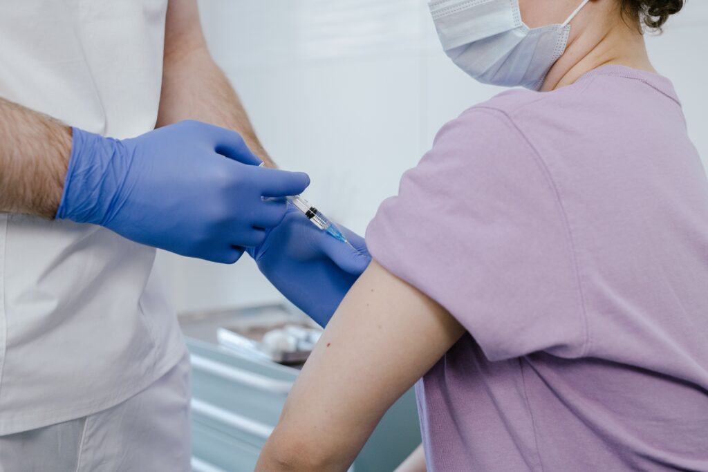 Vaccinul împotriva zonei zoster ar putea reduce riscul de Alzheimer și demență. Ce arată cele mai noi cercetări