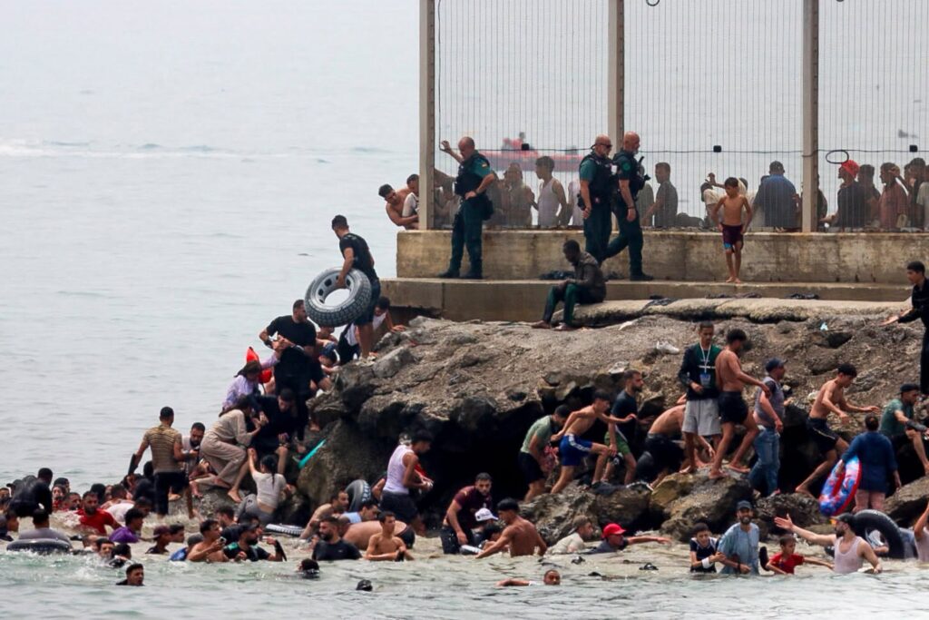 Migranții din Ceuta nu vor ajunge pe continent, anunță Comisia Europeană. Ce spune regula Schengen